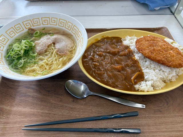 別日の社食4。カレーライスとラーメン／ちゃんくさん（@Wang_chank）提供