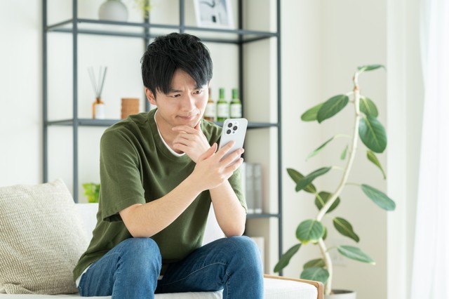 ハラスメントとみなされやすい行動は「業務時間外のLINE連絡」が最多　※画像はイメージです（pain au chocolat/stock.adobe.com）