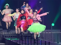 横浜アリーナで躍動するアンジュルム＝2025年6月18日撮影