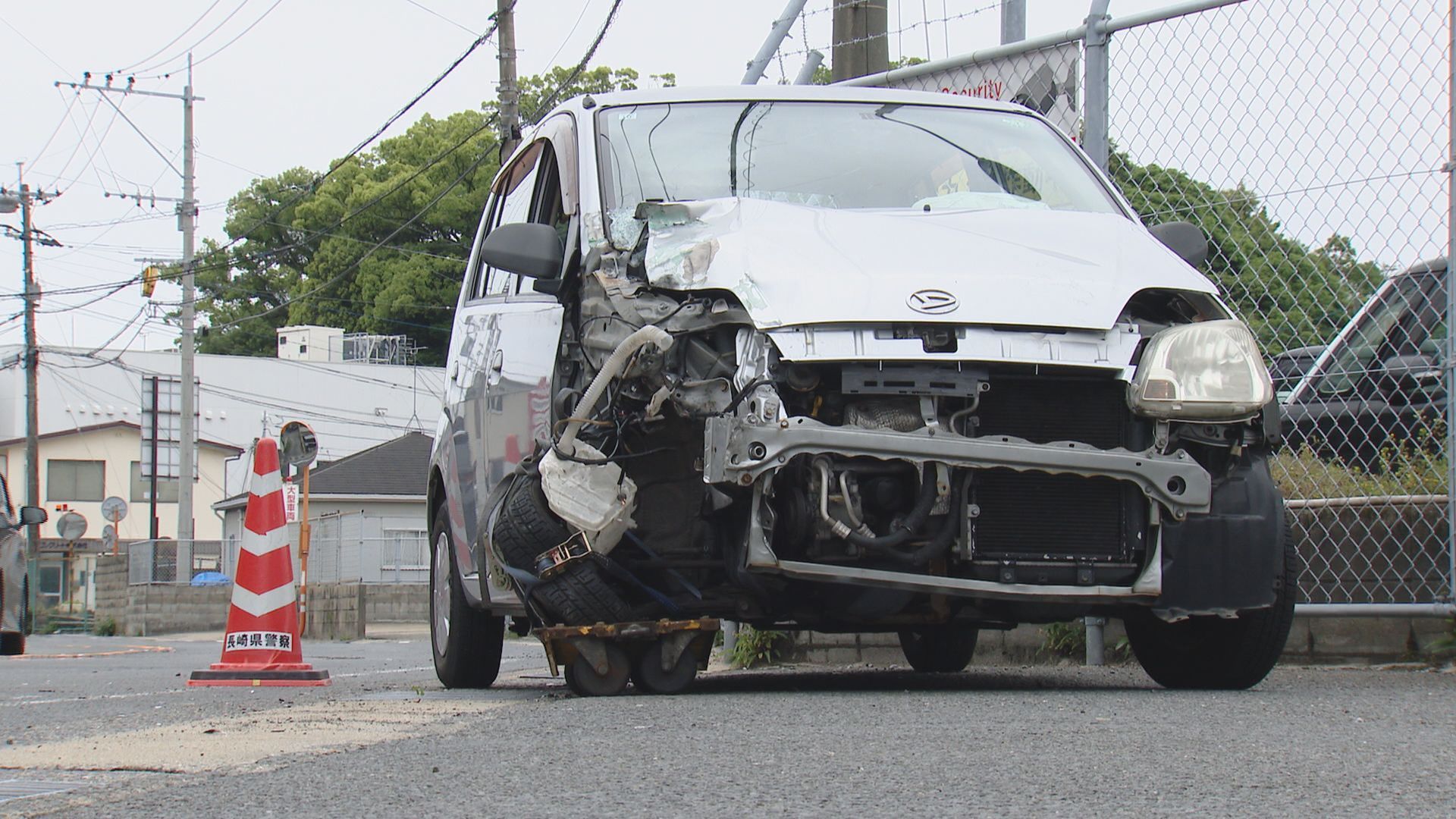 中央線をはみ出したか…軽乗用車とごみ収集車が衝突 1人救急搬送