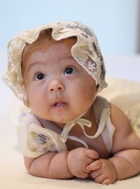 きょとん顔がたまらない…！（提供：＠_3170g_51.5cmさん）
