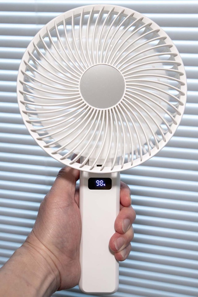 ファン中心にはミラーがあり、LEDには風量のモードと電池残量が表示される。