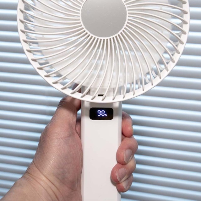 ファン中心にはミラーがあり、LEDには風量のモードと電池残量が表示される。
