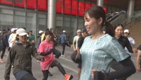 ストレッチやジョギングを指導する重友梨佐さん