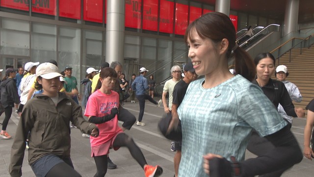 ストレッチやジョギングを指導する重友梨佐さん