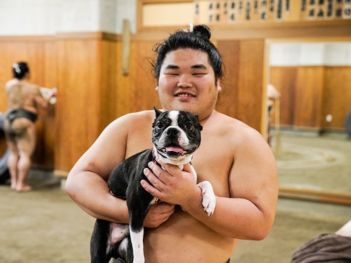 鈴木さんにやさしく抱っこされてご満悦の銀太