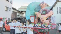 完成した「ねぷた」を移動させる高校生