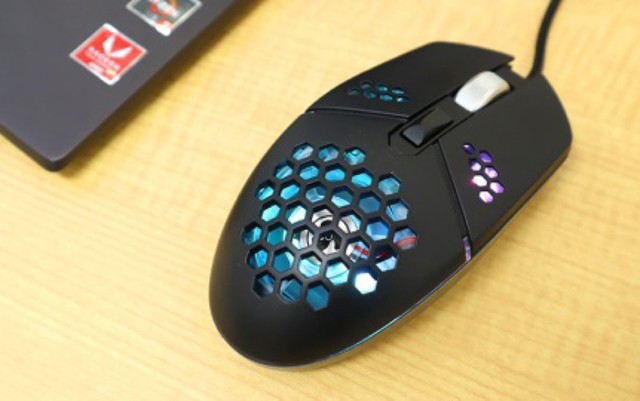 LEDライトも内蔵しており、見た目も鮮やか（提供画像）