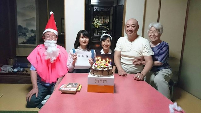〈2017年〉47年後に再現した家族写真。父が再びサンタに。／淡路康晴さん（@awajii）提供