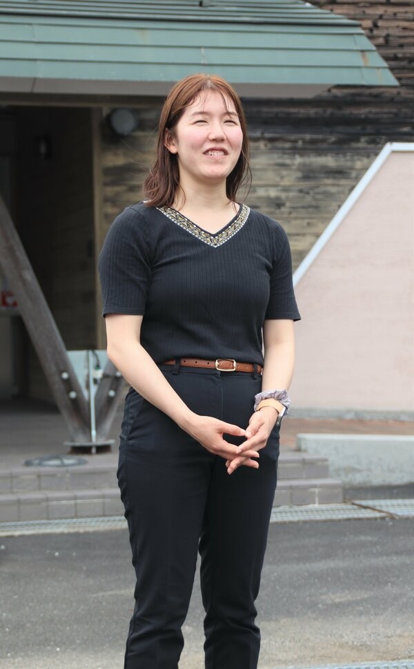 地域おこし協力隊員として地元に戻ってきた的場斐那さん。ホッケー選手や旅館勤務の経験を生かして集客にあたる（京丹波町大朴・みずほガーデンロッジ）