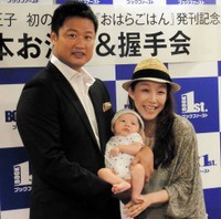 初の親子３ショットを披露した（左から）マック鈴木氏、誠希千くん、小原正子＝2015年