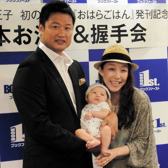 初の親子３ショットを披露した（左から）マック鈴木氏、誠希千くん、小原正子＝2015年