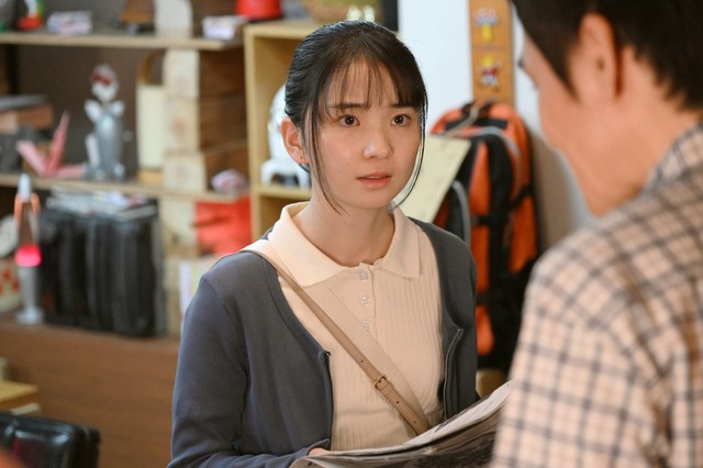 豪雨の際に町の人々を安全に誘導できなかった自分を責め、カナデは一度はラジオを辞めると松本に伝えた　(C)NHK
