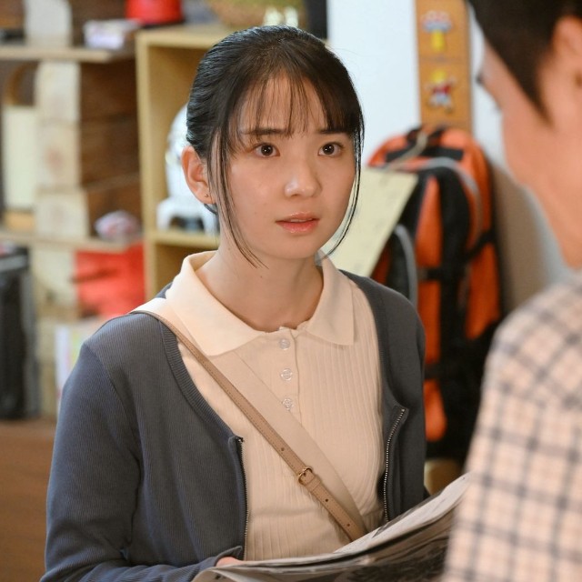 豪雨の際に町の人々を安全に誘導できなかった自分を責め、カナデは一度はラジオを辞めると松本に伝えた　(C)NHK