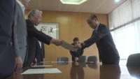 各会派の代表者が大森雅夫市長に要請書