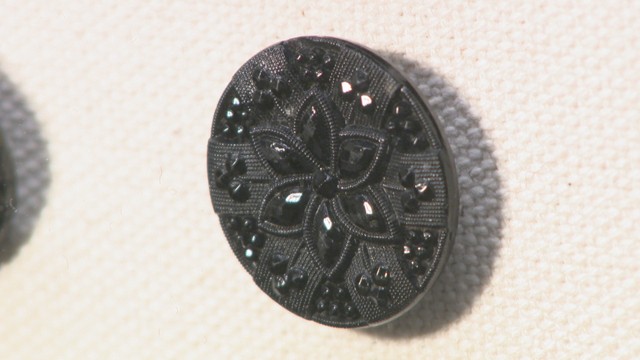 岡山県立美術館「ときめきのボタンたち―加藤コレクションから」　ブラックガラスボタン