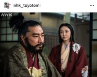 荒木村重を演じたトータス松本（左）と村重の妻・だし役の山谷花純＝大河ドラマ「豊臣兄弟！」のインスタグラム＠nhk_toyotomiより