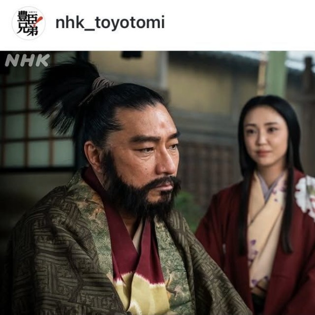 荒木村重を演じたトータス松本（左）と村重の妻・だし役の山谷花純＝大河ドラマ「豊臣兄弟！」のインスタグラム＠nhk_toyotomiより