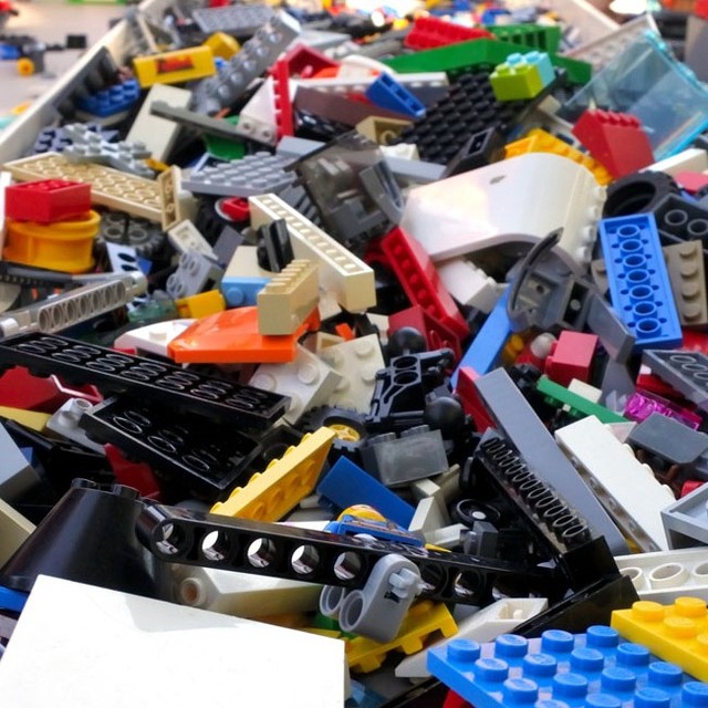 レゴの上を裸足で全力疾走、世界記録樹立