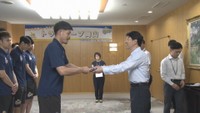 伊原木知事を表敬訪問したトライフープ岡山の選手ら　岡山県庁