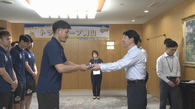 伊原木知事を表敬訪問したトライフープ岡山の選手ら　岡山県庁