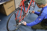「チェーンクリーニングブレード」の使い方を実演する和田さん（京田辺市興戸・Ｄ―ｆａｂ）
