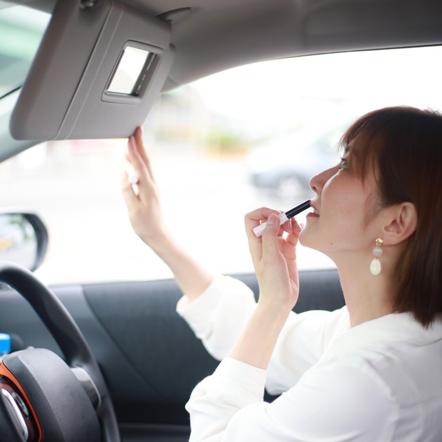 運転中にメイク！　※画像はイメージです（yamasan/stock.adobe.com）