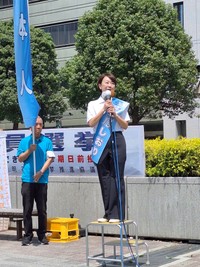 「本人」と記されたのぼりと共に、ホームタウンで参院選への第一声を上げた無所属の山尾志桜里氏＝都内のJR吉祥寺駅前
