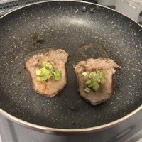 夫がいない夜、ひとりで「キッチン焼肉」を開催＝NAPPAさんのX（@__mogn）より