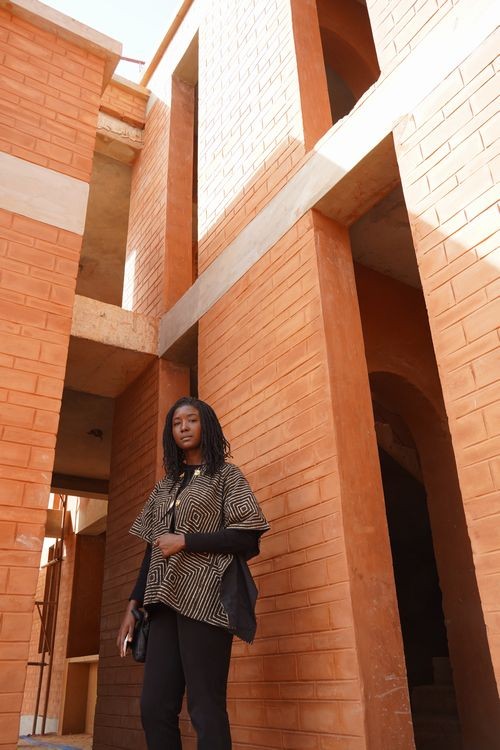 ジンガ・ンブップさんが設計した建設中の「土の家」。地元のラテライトにセメントを混ぜて圧縮、日干してつくる土れんがを使っている＝2023年12月22日、セネガル西部ガパル、荒ちひろ撮影