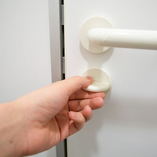 トイレのドアレバーが壊れた時はどうしたらいいの？※画像はイメージです（Shotmedia/stock.adobe.com）