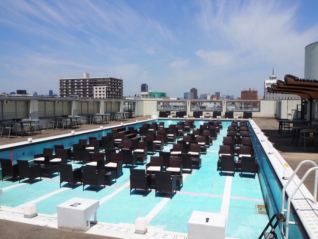 学校のプールでバーベキューが楽しめる「いくのBBQスカイパーク」