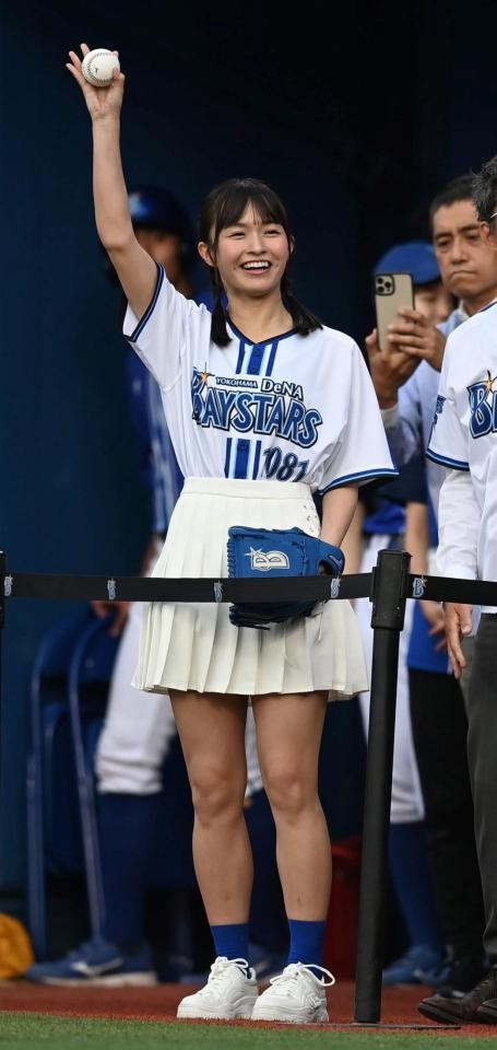 スカート姿で豪快脚上げにどよめき ウルトラマンにも出演のアイドルが