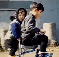 長靴を履いて、お兄ちゃんの三輪車の後ろに乗る男の子（提供：＠shouwanokazokuさん）

