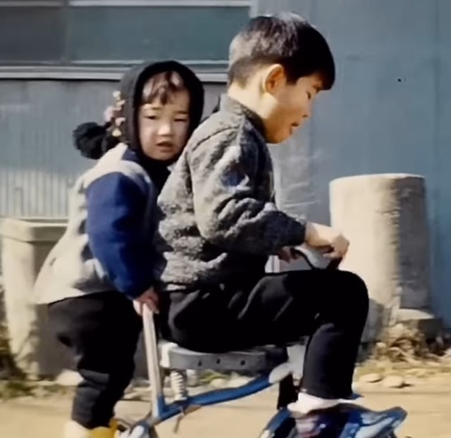 長靴を履いて、お兄ちゃんの三輪車の後ろに乗る男の子（提供：＠shouwanokazokuさん）
