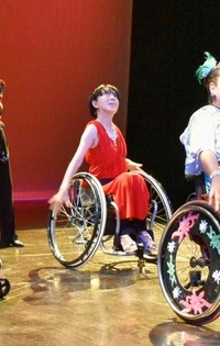 車椅子ダンスを楽しむ野口さん