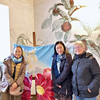 「サン・ヴィゴール・ド・ミュー礼拝堂」を訪れる夢を実現。（左から）タカハシさん、アテンドを務めた小川裕子さん、礼拝堂を管理するマダム（画像提供：タカハシヤスコさん）