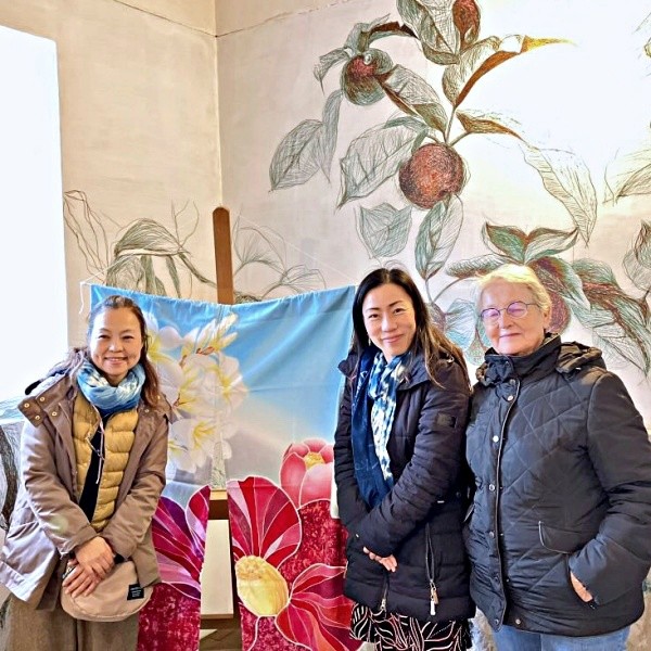 「サン・ヴィゴール・ド・ミュー礼拝堂」を訪れる夢を実現。（左から）タカハシさん、アテンドを務めた小川裕子さん、礼拝堂を管理するマダム（画像提供：タカハシヤスコさん）