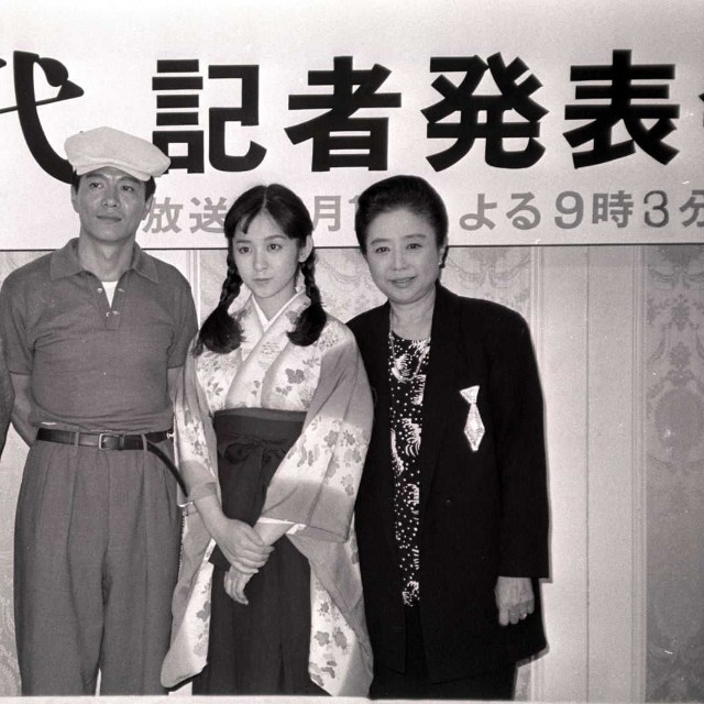 ドラマ「女優時代」の記者発表。右から乙羽信子さん、斉藤由貴、根津甚八さん=1988年