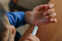 「恐竜さんになってるんだよ」と言いながら手に落書きをしていた／かなみさん（@kanami_nakahara）提供