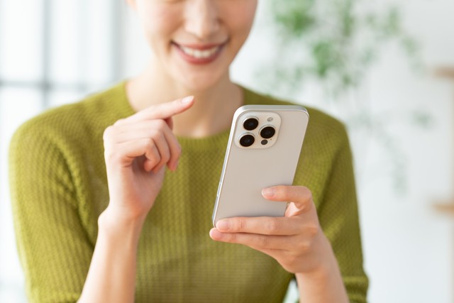 スマホを使う女性※画像はイメージです（pain au chocolat/stock.adobe.com）