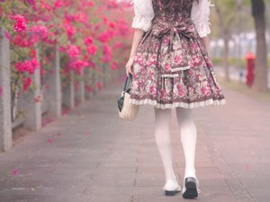 ロリータ役人の私は訴える。オフィスの服装規定を緩めて経済発展を