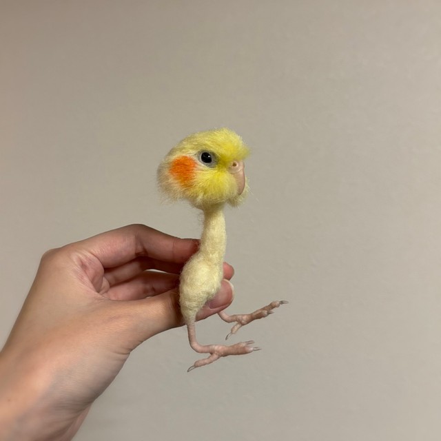 ぱっと見ではちょっと刺激が強いフェルトで作られたオカメインコ（提供：monzoさん）