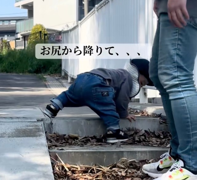 お尻から慎重に降りるとちゃん（提供：@tototochan26さん）
