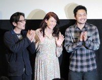 ＬｉＬｉＣｏ（中央）の結婚を祝福する津田寛治（左）と阿部亮平＝2018年