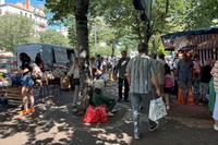 マルセイユの朝市の様子。多くの人が行き交い賑わっていた