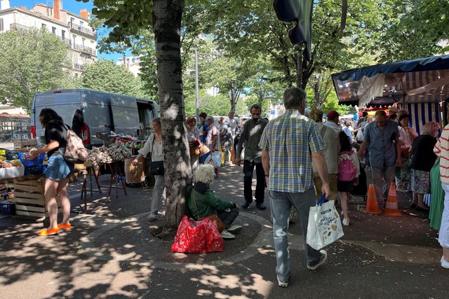 マルセイユの朝市の様子。多くの人が行き交い賑わっていた