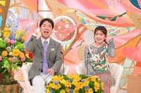 MCの藤井隆（左）と井上咲楽＝「新婚さんいらっしゃい！」7月6日放送回よりⓒABCテレビ