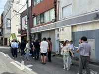 各店舗前には行列ができた
