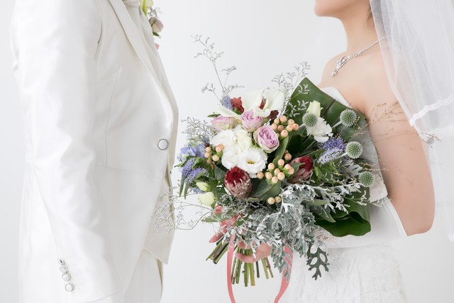 結婚式で向かい合う男女※画像はイメージです（buritora/stock.adobe.com）